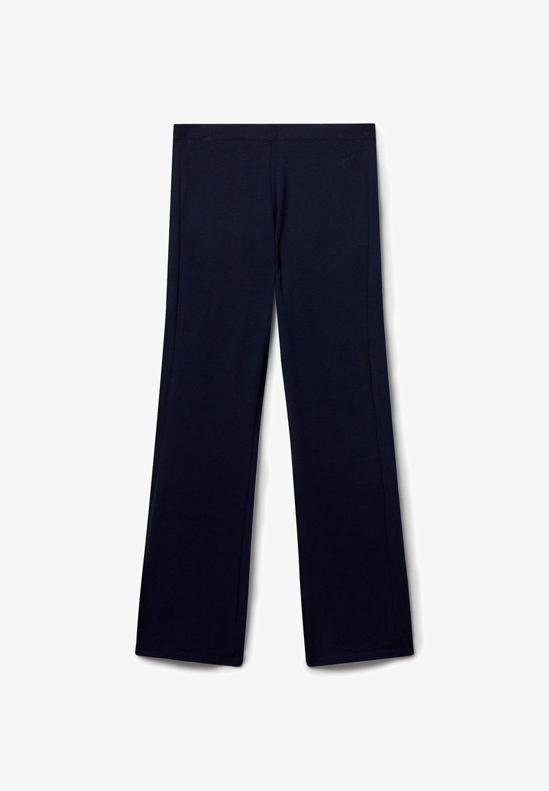 Navy blauwe rechte broek met elastische tailleband en subtiel geborduurd logo nabij de taille op een witte achtergrond.