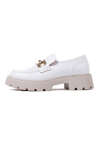 Mocassino in finta pelle bianca con dettaglio della fibbia dorata, suola beige spessa con scanalature antiscivolo e texture liscia.
