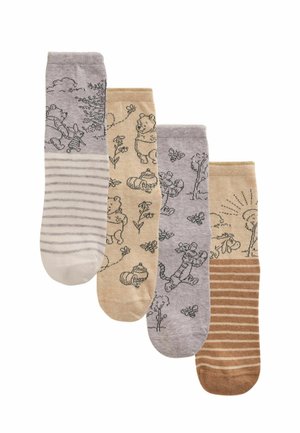 Vier Kindersocken mit Winnie Puuh Figuren und gestreiften Mustern in Grau-, Beige- und Brauntönen.