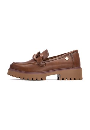 Zapato estilo mocasín de cuero marrón con un lazo decorativo, suela de goma y tacón grueso con un patrón de agarre texturizado.