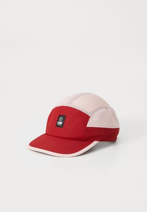 Rote und rosa Kappe mit einem gebogenen Schirm, Netzpaneelen und einem schwarzen Logopatch. Verfügt über kontrastierende Farben und ein leichtes Design.