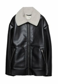 Chaqueta de cuero sintético negra con un suave y ligero cuello de borrego gris claro, que cuenta con dos bolsillos frontales con cremallera y un cierre central de cremallera.