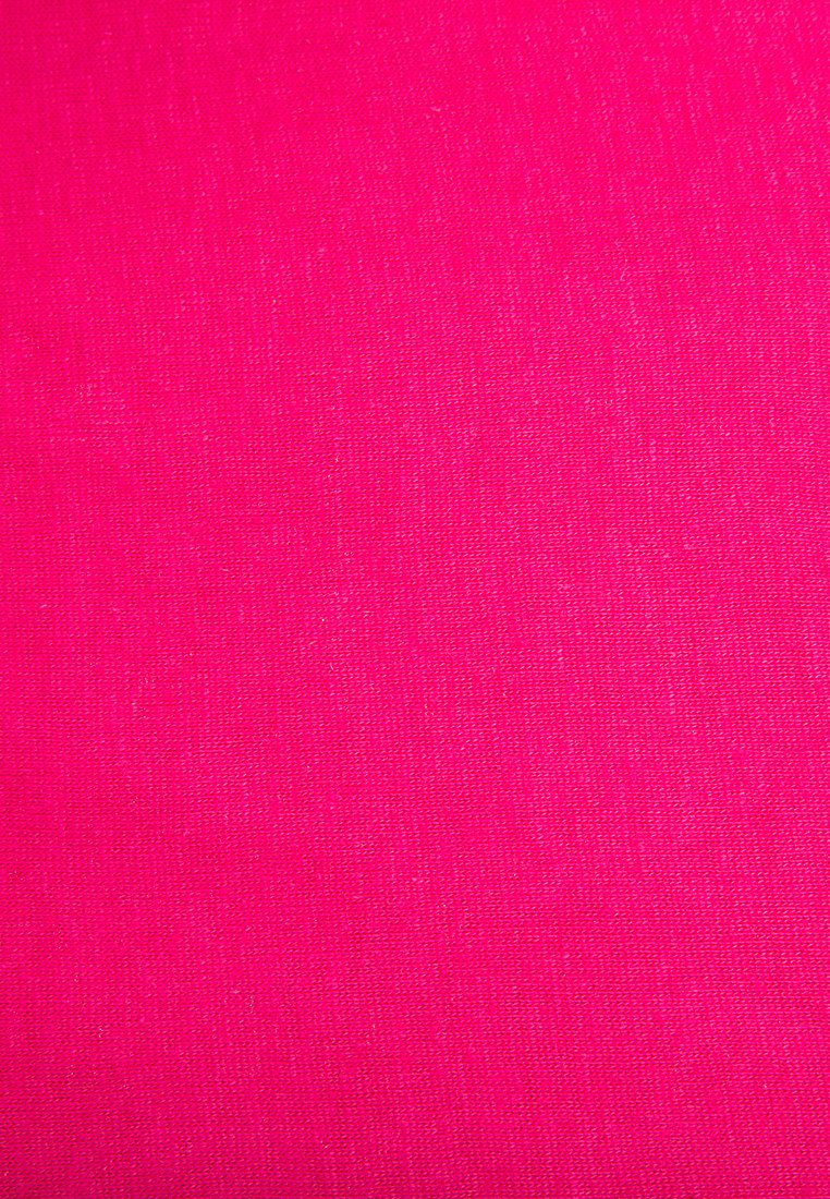 Tissu rose vif avec une texture lisse, une couleur uniforme et un léger éclat. Aucune motif visible ni détails matériels.
