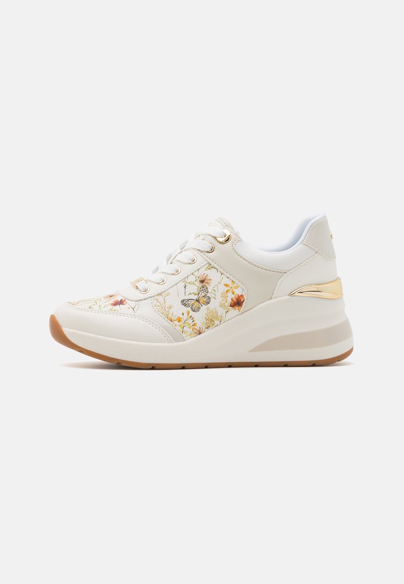 Sneaker bianco con ricami floreali in arancione e giallo, dettagli dorati, pelle testurizzata e suola piatta beige.