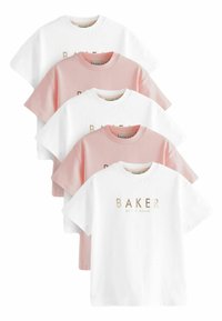 Piecu T-kreklu komplekts baltā un pastelroza krāsā. Kokvilnas materiāls ar apaļu kaklu, īsām piedurknēm un "BAKER" zeltā drukātu uz priekša.