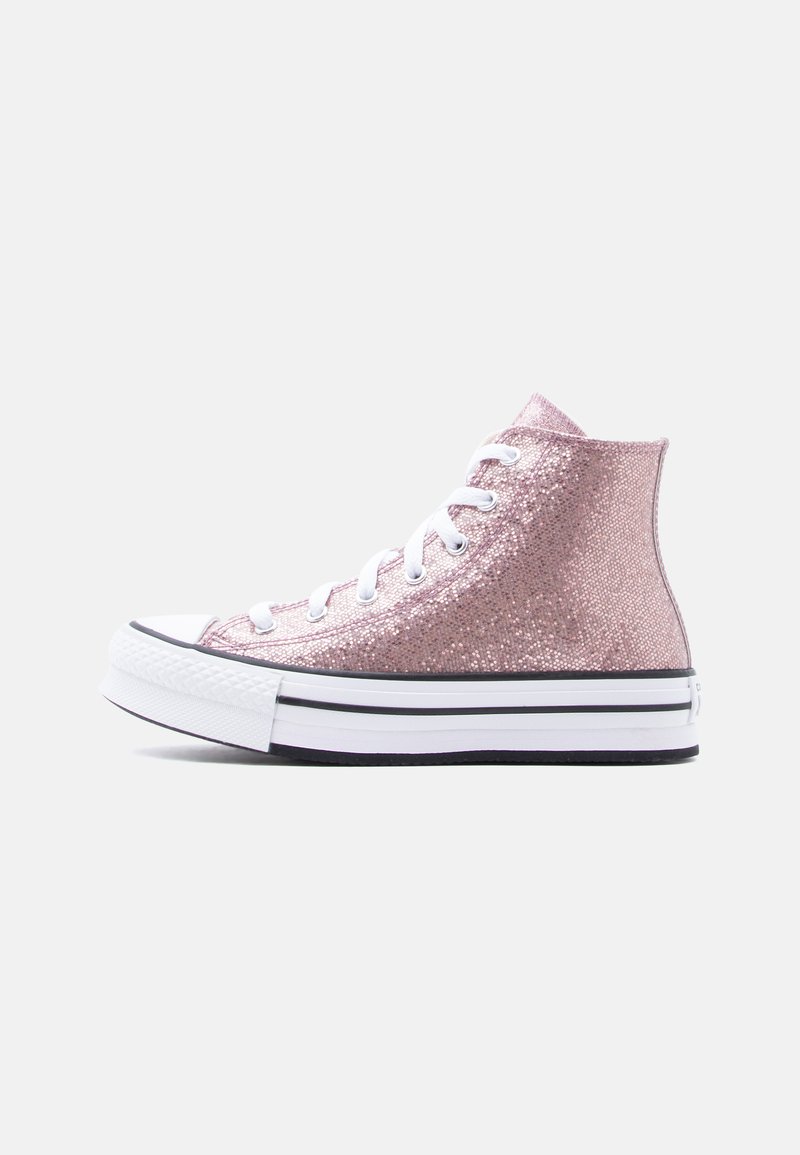 Høyt-snitt joggesko med rosa glitrende stoff, hvite lisser og hvit gummisåle med svarte striper, vist i sideprofil på ensfarget bakgrunn.