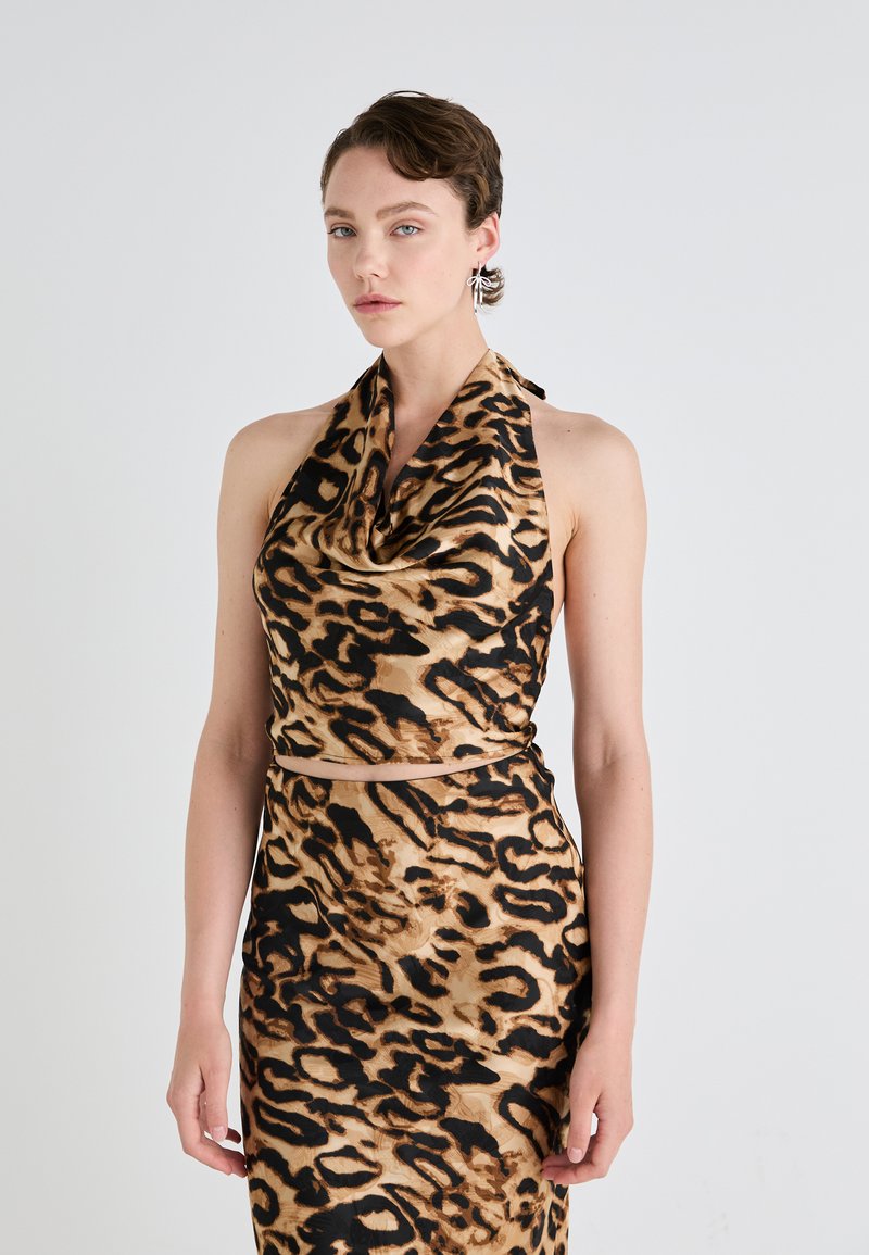 Halter-neck kjole i leopardmønster med bølgende halsringning, som har brune og sorte mønstre på en beige bakgrunn. Slim fit design.