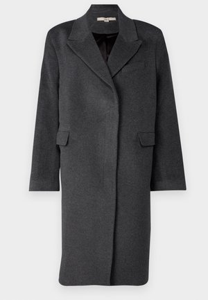 Ciemnoszary płaszcz z wełny z klapami, bocznymi kieszeniami i długimi rękawami. Ma luźny krój i minimalistyczny design.