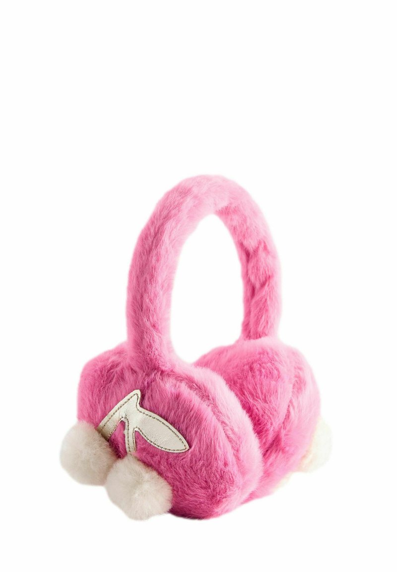 Roze fluffy oorwarmers met witte pom-poms en een witte bladvormige decoratie aan de zijkant, getoond tegen een witte achtergrond.
