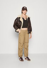 BDG Urban Outfitters STEVIE AVIATOR - Műbőr dzseki - chocolate