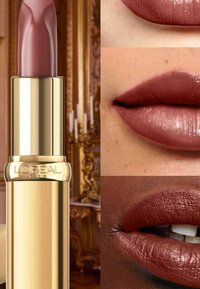 Rossetto L'Oréal Paris in un tubetto dorato. Le tonalità mostrano su labbra un mauve attenuato e un marrone profondo, evidenziando le variazioni di texture e finitura.