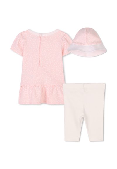 Robe florale rose avec des manches courtes bouffantes et un ourlet froncé, associée à des leggings blancs et un chapeau seau assorti avec un bord rayé.