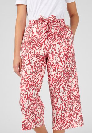Rote und weiße, kurz geschnittene Hosen mit floralem Muster, ausgestattet mit einem Bindegürtel und seitlichen Taschen, aus leichtem Stoff gefertigt.