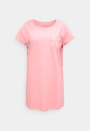 Lichtroze casual jurk met korte mouwen, ronde halslijn en borstzak met bloemenpatroon tegen een effen achtergrond.