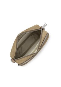 Piccola pochette in suede beige con cerniera argento parzialmente aperta, che mostra un interno in tessuto beige vuoto e una tasca interna con cerniera.