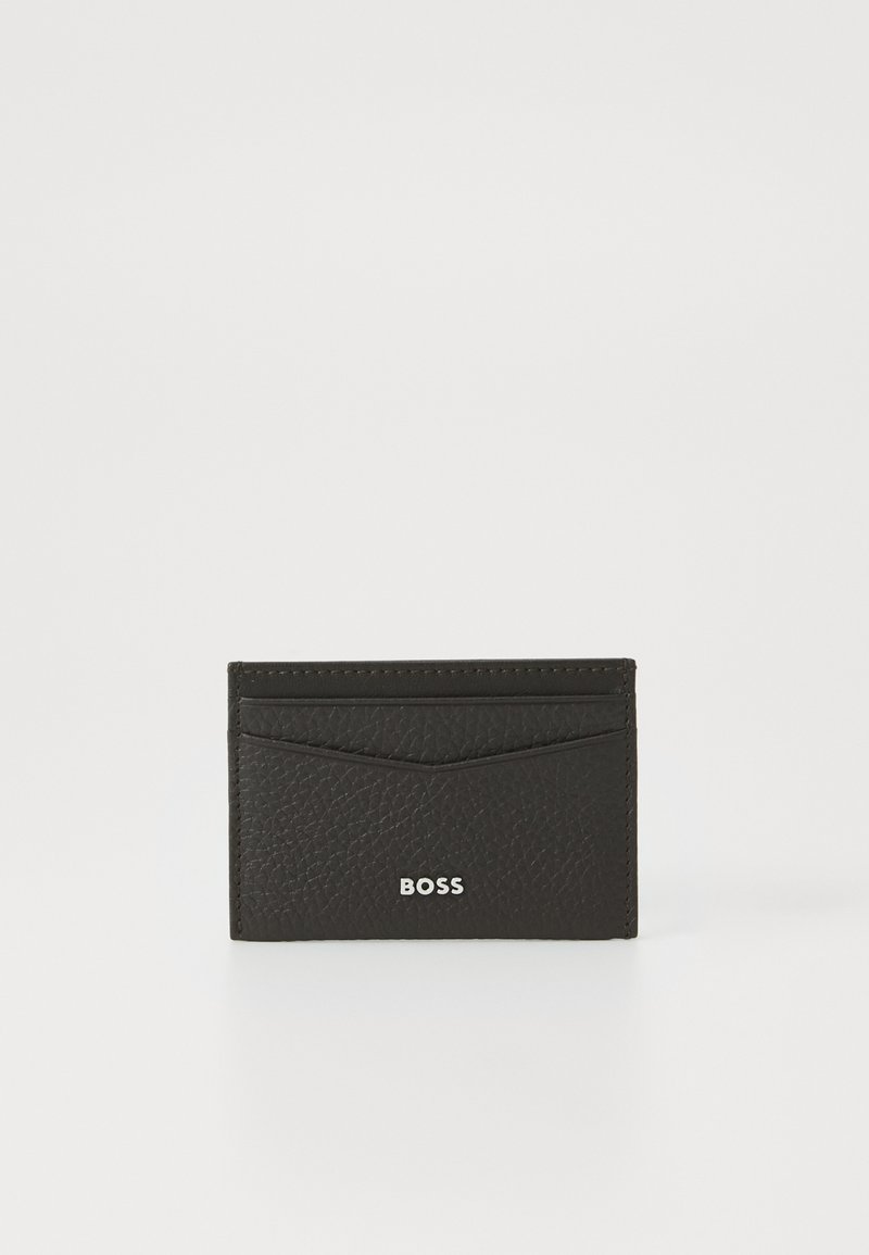 Carteira de cartão em pele preta com acabamento texturizado, slot frontal e logótipo em relevo "BOSS" em prateado. Design minimalista com linhas limpas.