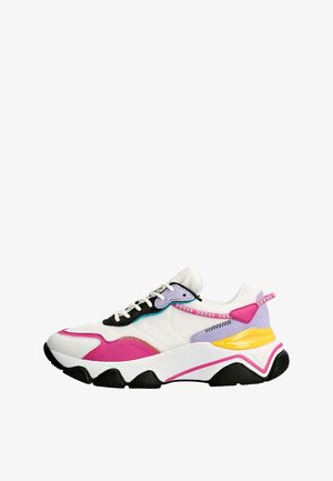 Sneaker mit einem weißen Mesh-Obermaterial, schwarzen Akzenten und mehrfarbigen Details in Rosa, Lila und Gelb. Dicke Sohle mit strukturiertem Profil.