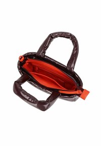 Bolso marrón brillante con dos asas cortas, cierre de cremallera y interior de color naranja brillante. Cuenta con bolsillos interiores para organización.