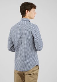 Camicia slim-fit a quadri navy e bianca, in tessuto di cotone, con colletto button-down, maniche lunghe e orlo curvo.