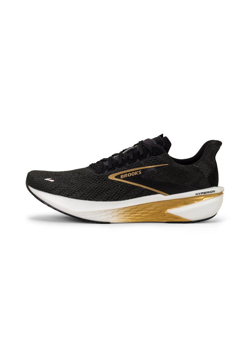 Zapatilla de running negra con parte superior de malla transpirable, detalles dorados, entresuela blanca y suela de goma. Presenta cordones planos y el nombre de la marca "Brooks."