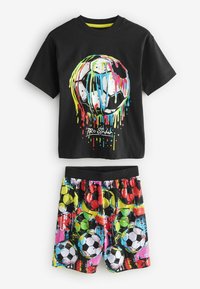 Svart bomull t-shirt med färggrafisk fotboll och droppdesign; ihop med svarta shorts med livfulla, flerfärgade fotbollstryck.