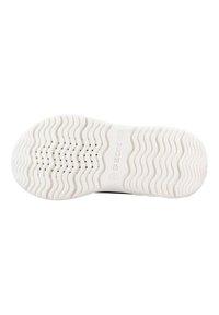 Suela de goma blanca con un patrón ondulado texturizado y pequeños agujeros de drenaje, etiquetada "GEOX" para transpirabilidad. Sección superior de color negro en contraste.