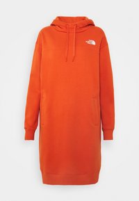 Longue robe sweat à capuche orange avec poches avant, capuche à cordon, poignets côtelés et logo blanc The North Face sur la poitrine.