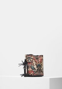 Borsa a secchiello colorata con motivo a farfalla in rosso, nero e crema, caratterizzata da una finitura testurizzata e dettagli con frange sulla tracolla.