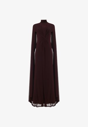 Lange bordeauxrode jurk met een hoge hals, voorzien van plooien bij het lijfje, doorzichtige cape-mouwen en een vloeiende silhouet. Glad textuur door het geheel.