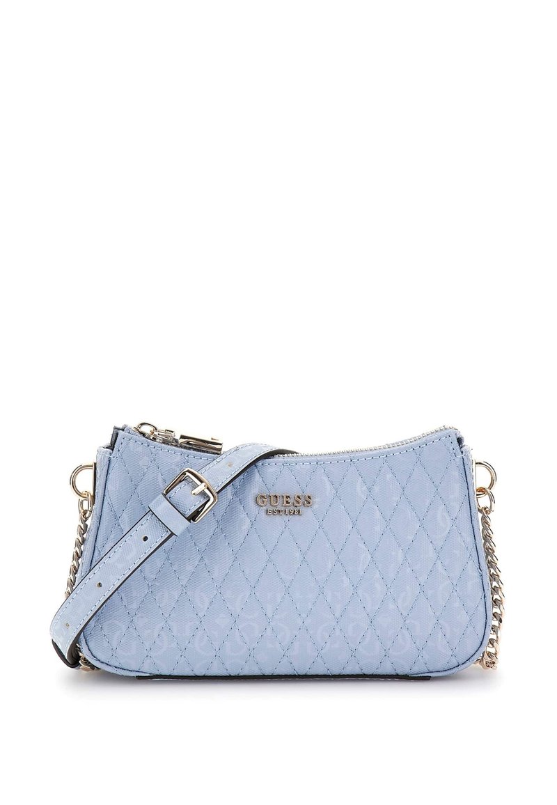 Sac à main léger bleu matelassé avec une chaîne et une bandoulière réglable ; il dispose d'une fermeture éclair et d'un détail de logo de marque sur le devant.