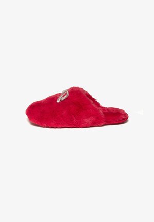 Pantofole rosse in finta pelliccia con una texture morbida. Presenta un dettaglio in strass a forma di labbro sul pannello anteriore e una fodera interna liscia. Suola piatta.