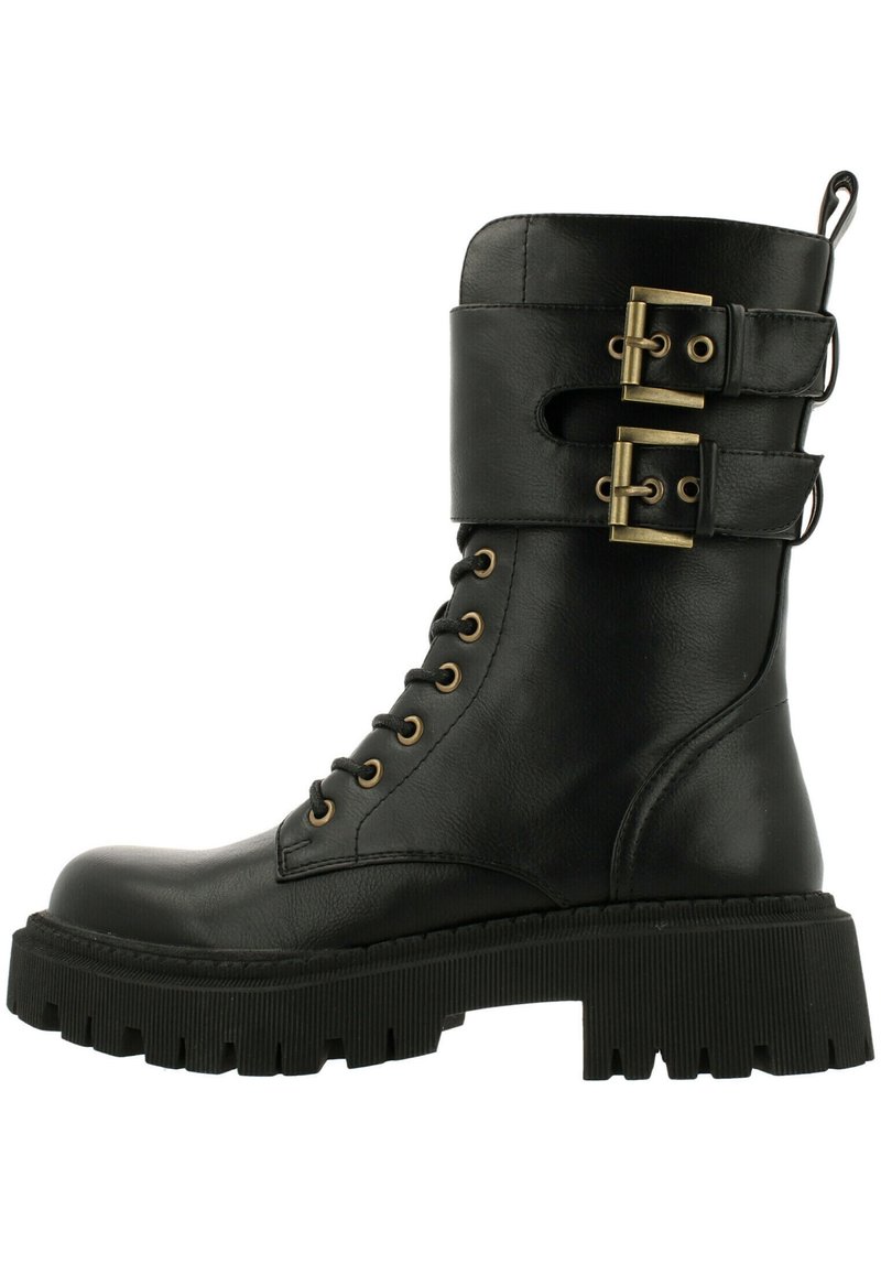 Bota negra de cuero hasta el tobillo con parte delantera de cordones, dos correas con hebillas y una suela de goma negra gruesa con textura estriada.