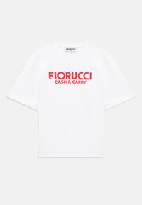 Balts īsām piedurknēm T-krekls ar sarkanu tekstu "FIORUCCI CASH & CARRY", kas centrēts priekšpusē.