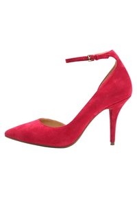 Décolleté in suede rosso con punta affilata, cinturino sottile alla caviglia con fibbia dorata, tacco a stiletto slanciato, vista laterale su sfondo bianco.