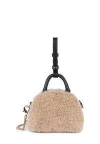 Piccola borsa a tracolla con una texture morbida e beige, manici in pelle nera e una tracolla in catena dorata rimovibile. Presenta una forma strutturata.