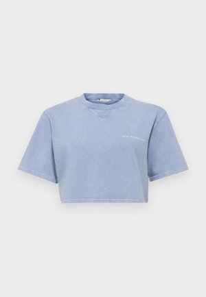 Holzweiler KJERAG DENIM FADE CROP TEE - T-shirt imprimé - blue