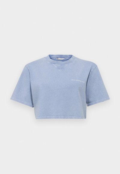 Lühikeste varrukatega, pehmest kangast kerge sinine T-särk, millel on ümmargune kaelus ja väike graafiline trükk ees.