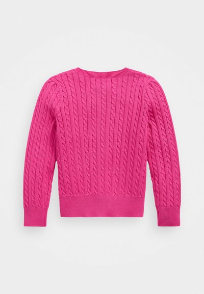 Ροζ πλεκτό πουλόβερ με ριγέ υφή, διαθέτει στρογγυλή λαιμόκοψη και μακριά μανίκια. Το σχέδιο καμπανού τρέχει κατακόρυφα κατά μήκος της πλάτης.
