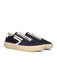 Sneakers in tela navy con strisce bianche, suole in gomma beige texturizzata e lacci color crema. Silhouette bassa classica.