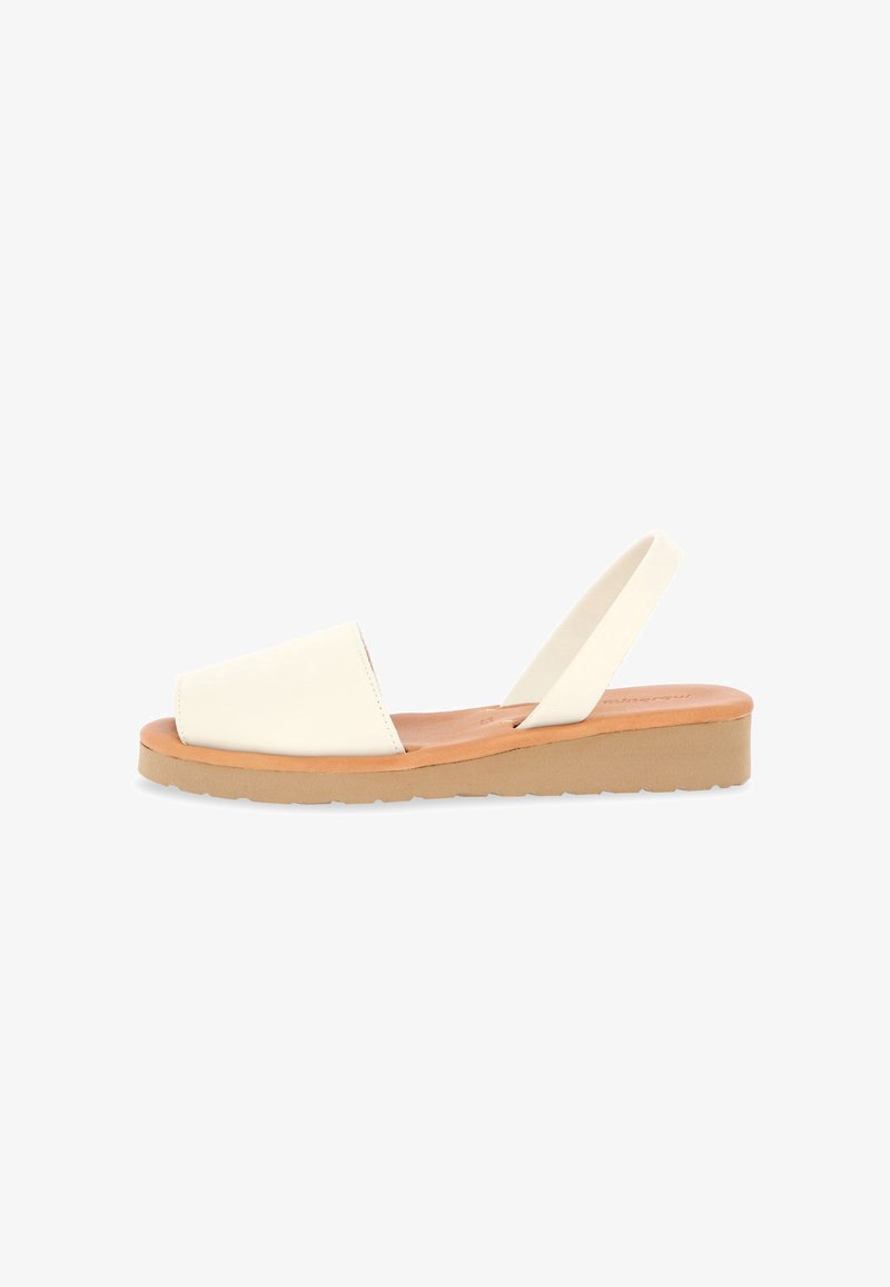 Sandale blanche à bout ouvert avec bride arrière, large bride avant et semelle beige matelassée avec petit talon compensé.