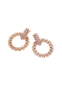 Orecchini in oro rosa con un design a cerchio ovale adornato da accenti rettangolari rosa, che mostrano una superficie testurizzata e dettagli elaborati.