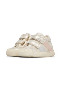 Sneakers metallici oro per bambini con doppie strisce di velcro e strisce laterali rosa e argento su uno sfondo bianco.