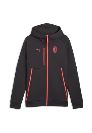 Czarna kurtka z kapturem zapinana na zamek, czerwone zamki błyskawiczne, logo Puma na prawym ramieniu oraz emblemat AC Milan na lewym ramieniu.