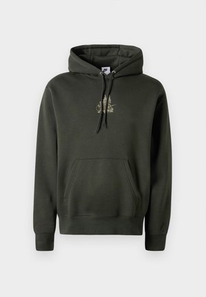 Sudadera verde oscuro con un bolsillo canguro, capucha ajustable con cordones y un pequeño gráfico dorado en el pecho. Tejido suave con puños acanalados.