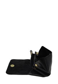 Pochette en cuir noir avec boutons-pression dorés, partiellement ouverte pour révéler plusieurs compartiments à l'intérieur.