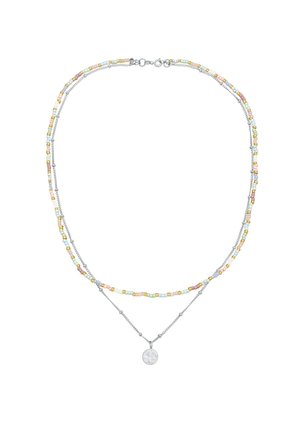 Collier à double couche avec un brin comportant de petites perles multicolores et l'autre une chaîne en argent avec un pendentif rond texturé.