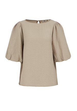 Blusa beige con maniche corte a sbuffo, tessuto texturizzato, scollo rotondo e chiusura posteriore a occhiello. Design semplice e moderno.