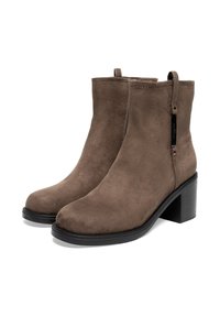 Stivali alla caviglia in suede marrone con punta rotonda, zip laterale, tacco nero texturizzato, superficie liscia e dettagli di cucitura minimi.