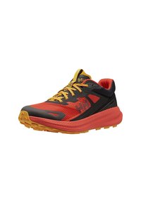 Buty do biegania z czarną i czerwoną siateczką, żółtymi akcentami oraz teksturowaną pomarańczową gumową podeszwą, charakteryzujące się wspierającą konstrukcją i sznurówkami.