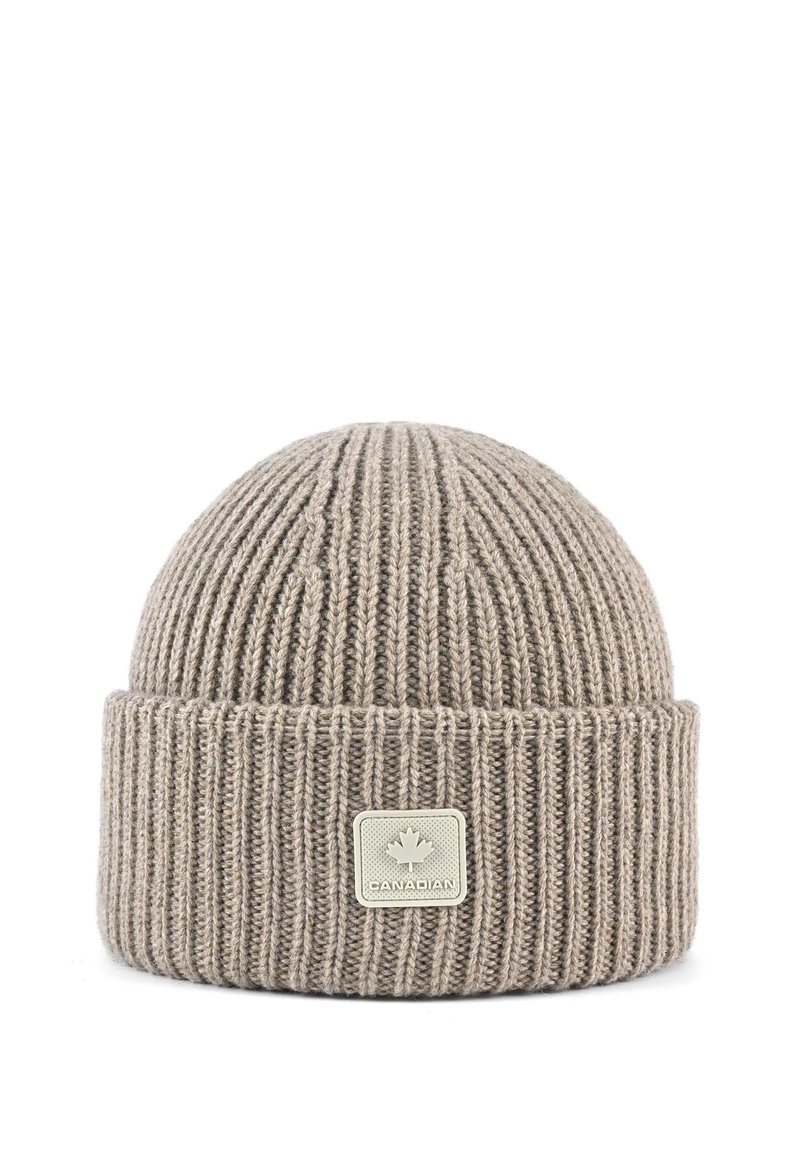 Bonnet beige tricoté avec des côtes verticales et un revers replié. Présente une étiquette en tissu carrée avec une feuille d'érable et la marque "CANADIAN".